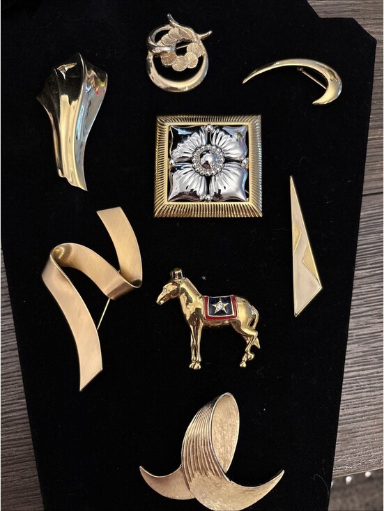 Trifari Jewelry - Beautiful Vintage Lot Of 8  Trifari And Monet Gold Tone Brooches Pins